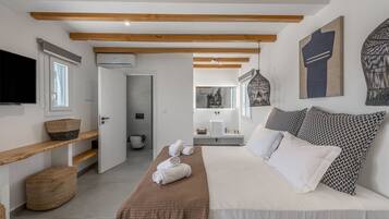 Ropa de cama de alta calidad y caja de seguridad en la habitación