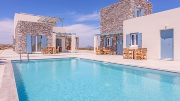 Una piscina al aire libre de temporada