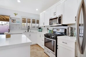 Fridge, microwave, oven, stovetop - Mango Manor - Close to festivals & tennis gardens! (Indio)