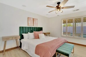 5 bedrooms, desk, iron/ironing board, travel cot - Mango Manor - Close to festivals & tennis gardens! (Indio)