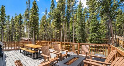 Spacious Mtn Cabin- with HOT TUB, Game room, Skiing, rafting, views and more!