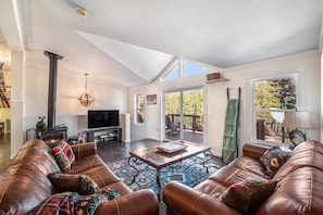 Smart-tv, eldstad, bordsfotboll och ett musikbibliotek