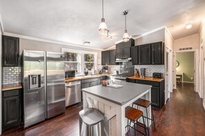 Kylskåp, mikrovågsugn, ugn och spishäll