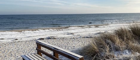 Ligstoelen aan het strand