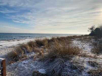 Cozy idyllic vacation home on the edge of a field 500 m to the Baltic Sea