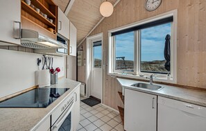 Fridge, stovetop, dishwasher, coffee/tea maker - Pet friendly home in Hvide Sande (Hvide Sande)