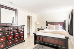 2 bedrooms, desk, iron/ironing board, WiFi - 5 mins to the United Center! Cozy 2 bedroom apartment (Chicago)
