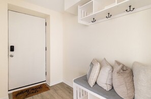 Interior - 5 mins to the United Center! Cozy 2 bedroom apartment (Chicago)