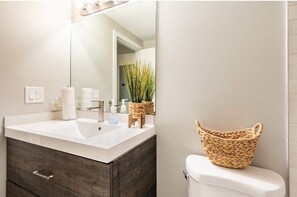 吹风机、毛巾、肥皂、洗发水