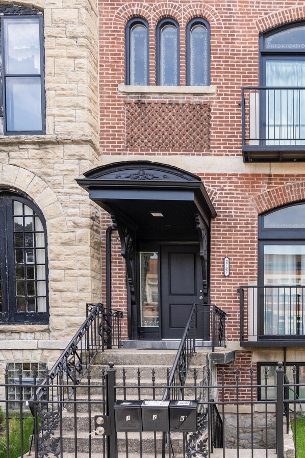 Exterior detail - 5 mins to the United Center! Cozy 2 bedroom apartment (Chicago)
