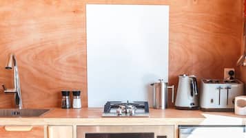Micro-ondas, fogão, cooktop, talheres/pratos/utensílios de cozinha