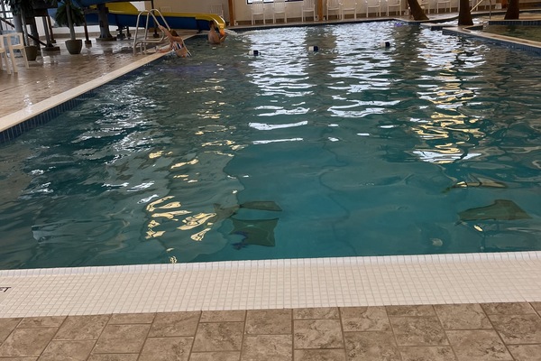 Een binnenzwembad en een verwarmd zwembad
