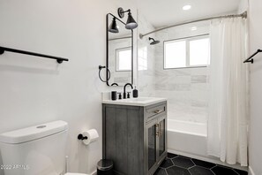 Dusche, Haartrockner, Handtücher, Seife