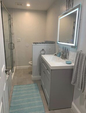 Regadera, tina de hidromasaje, toallas, jabón 