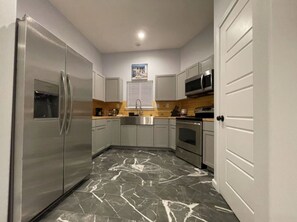 Private kitchen - Downtown Fort Worth 3 Bed luxury house (Fort Worth)