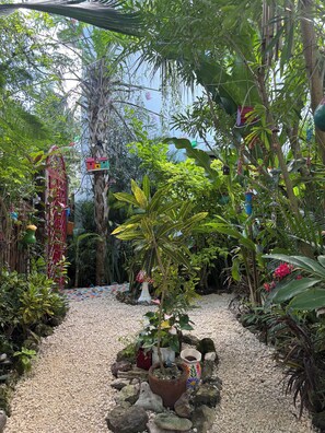 Un sendero de piedra rodeado de plantas y árboles.