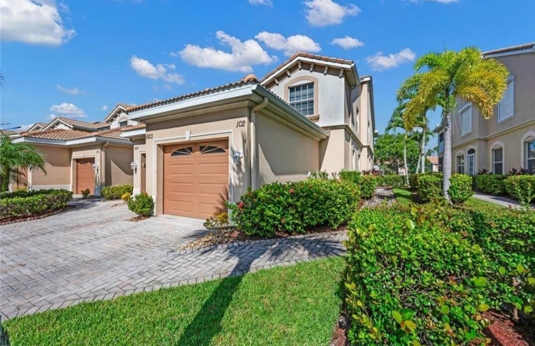 Beautiful and spacious villa with 1-car garage in Glen Eagle Golf & Country Club