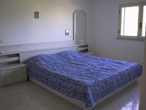 3 chambres, bureau, fer et planche Ă repasser, lit parapluie