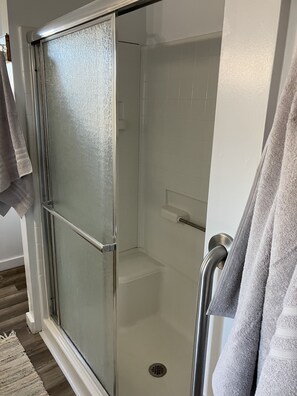 Douche, sĂšche-cheveux, serviettes fournies, papier toilette