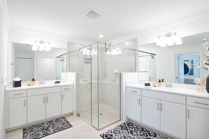 Hair dryer, towels, toilet paper - Luxurious Golf Getaway (Ave Maria)