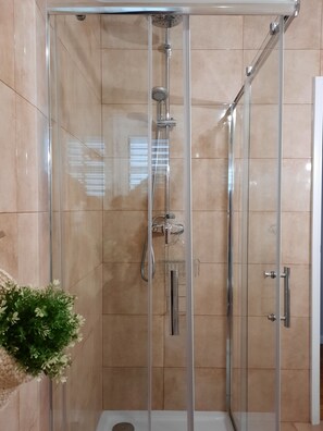 Standard Double Room | Bathroom | Shower, hair dryer, towels, soap - Smiling Places (Vila do Conde)