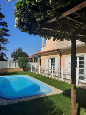 Seasonal outdoor pool, open 8:00 AM to 8:00 PM, pool umbrellas - Smiling Places (Vila do Conde)