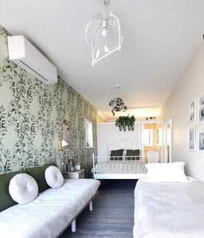 Standard Triple Room | In-room safe, individually decorated, individually furnished, desk - Smiling Places (Vila do Conde)