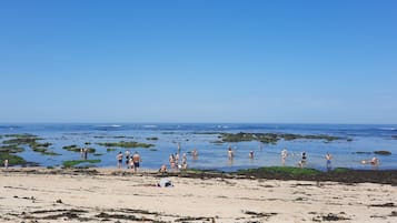 Una spiaggia nelle vicinanze, ombrelloni, teli da spiaggia
