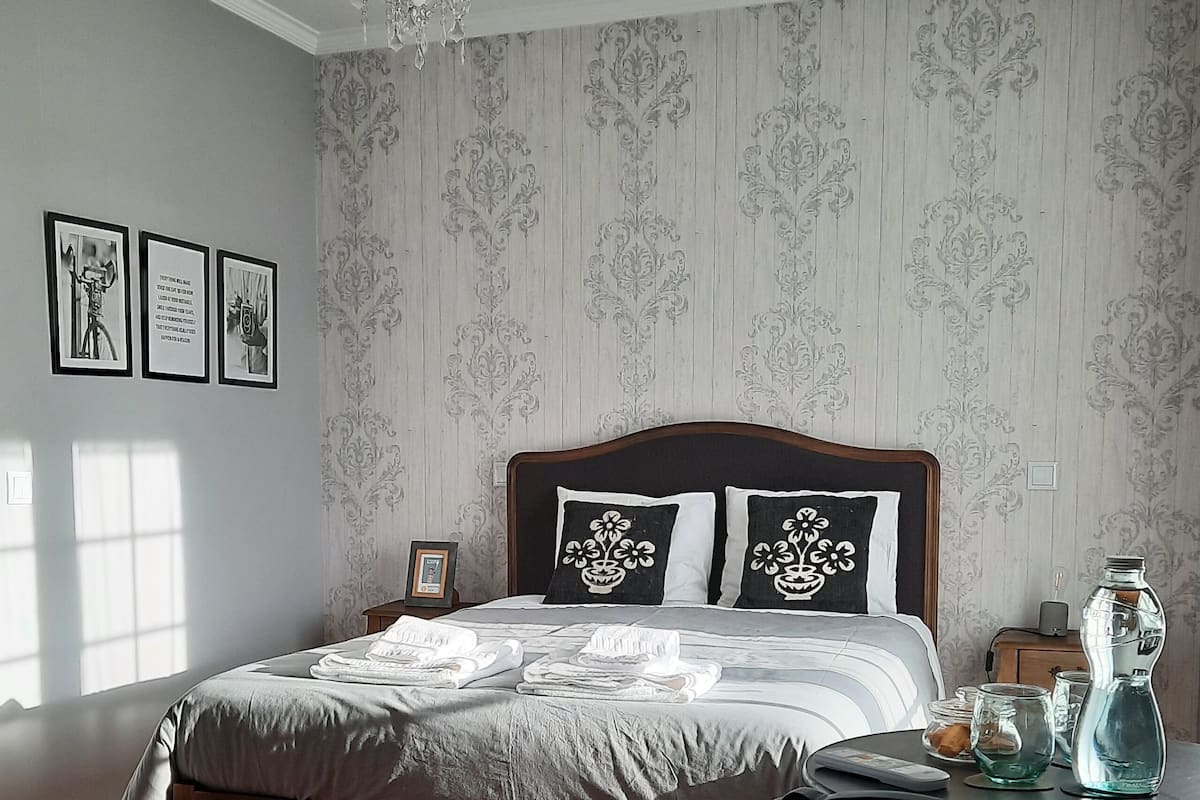 Camera Superior con letto matrimoniale o 2 letti singoli | Una cassaforte in camera, con stile personalizzato