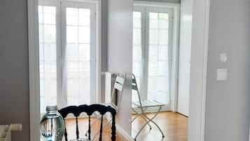 Habitación superior con 1 cama doble o 2 individuales | Caja fuerte, decoración individual, mobiliario individual y escritorio