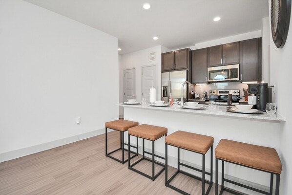 Jääkaappi, mikroaaltouuni, uuni, liesi