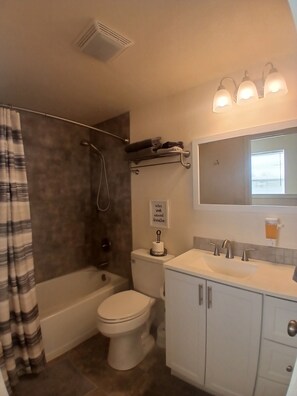 Haartrockner, Handtücher, Seife, Shampoo