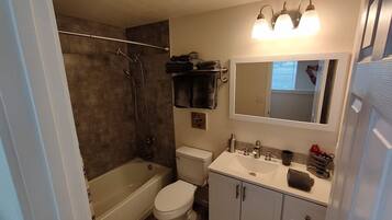 Haartrockner, Handtücher, Seife, Shampoo