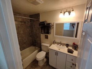 Haartrockner, Handtücher, Seife, Shampoo