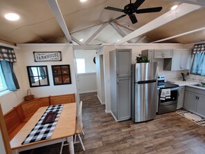 Kühlschrank, Mikrowelle, Ofen, Herdplatte