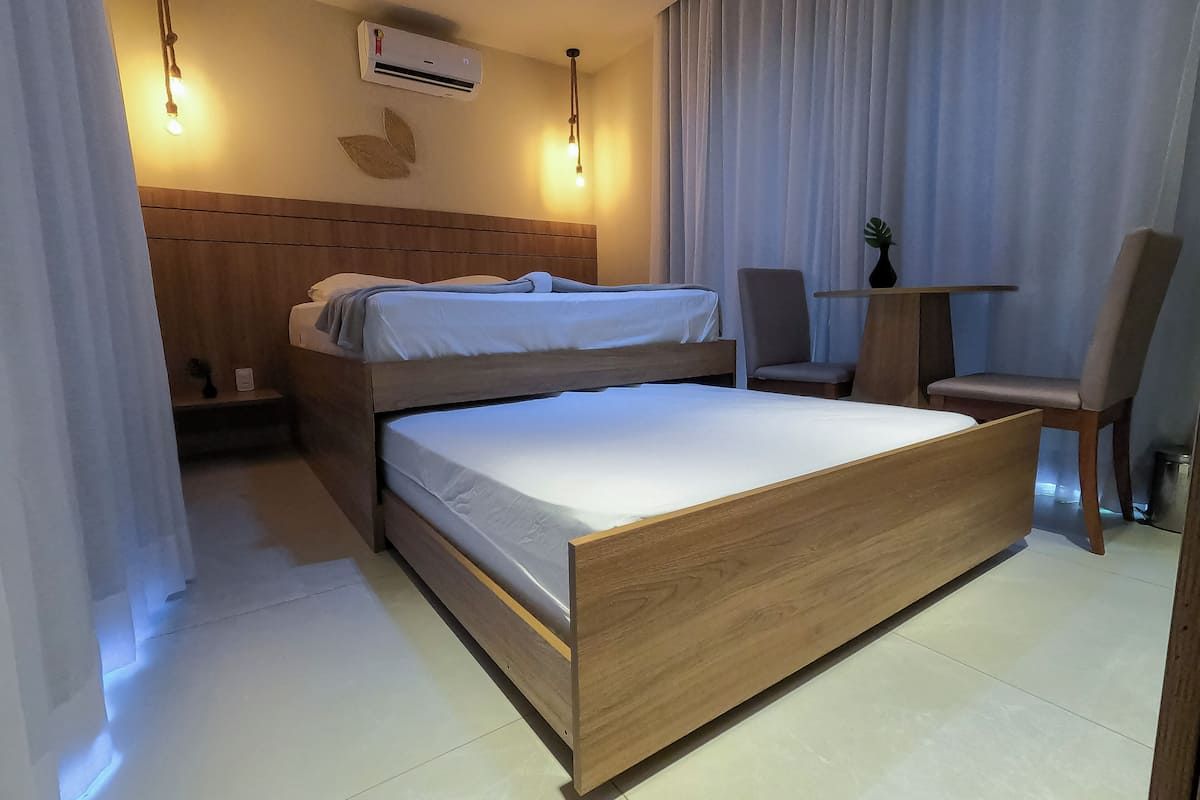 Quarto triplo luxo, 4 quartos | 1 quarto, Wi-Fi de cortesia, roupa de cama