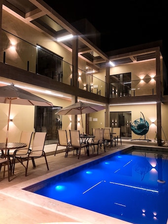 Una piscina al aire libre