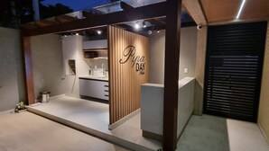A modern kitchen with a wooden accent wall and the text "Pya Day." - Pipa Day Flats (Tibau do Sul)