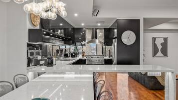 Executive Apartment | Private kitchen | Full-sized fridge, microwave, oven, stovetop