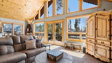 Televisión y chimenea