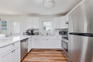 冷蔵庫、電子レンジ、オーブン、コンロ