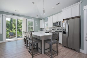 冷蔵庫、電子レンジ、オーブン、コンロ