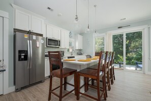 ثلاجة، ميكروويف، فرن، موقد طهي مسطح