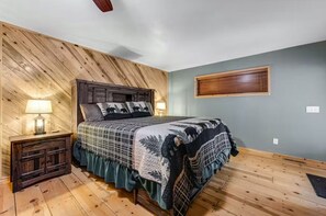 5 bedrooms, desk, iron/ironing board, travel crib - Incredible Rustic Lakeside Cabin in the Woods! Near Lakes, Skiing and Trails! (Lakeside)