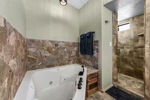 Shower, jetted bath, hair dryer, towels - Incredible Rustic Lakeside Cabin in the Woods! Near Lakes, Skiing and Trails! (Lakeside)