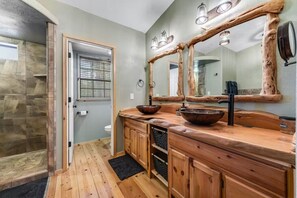Douche, baignoire Ă jets, sĂšche-cheveux, serviettes fournies