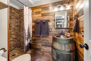 Douche, baignoire à jets, sèche-cheveux, serviettes fournies