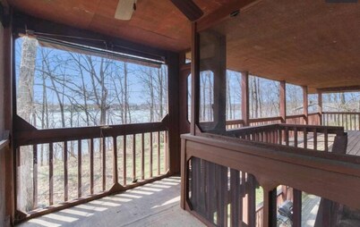 Private Lake Front Home With Pontoon Rental Available On Property