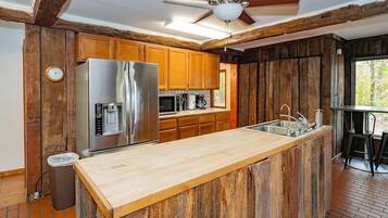 Een koelkast, een magnetron, een oven, een kookplaat