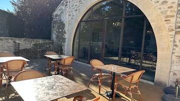 Se sirven comidas y cenas; con vista a la alberca